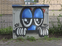 908274 Afbeelding van een graffitifiguurtje met heel grote ogen, onlangs aangebracht op een elektriciteitskastje bij ...